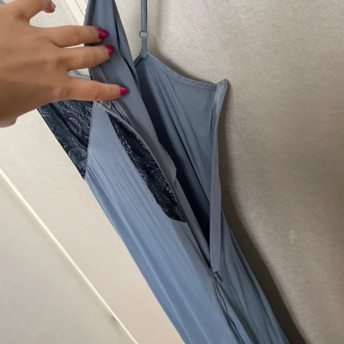 Ljusblå klänning med spetsdetaljer - 3