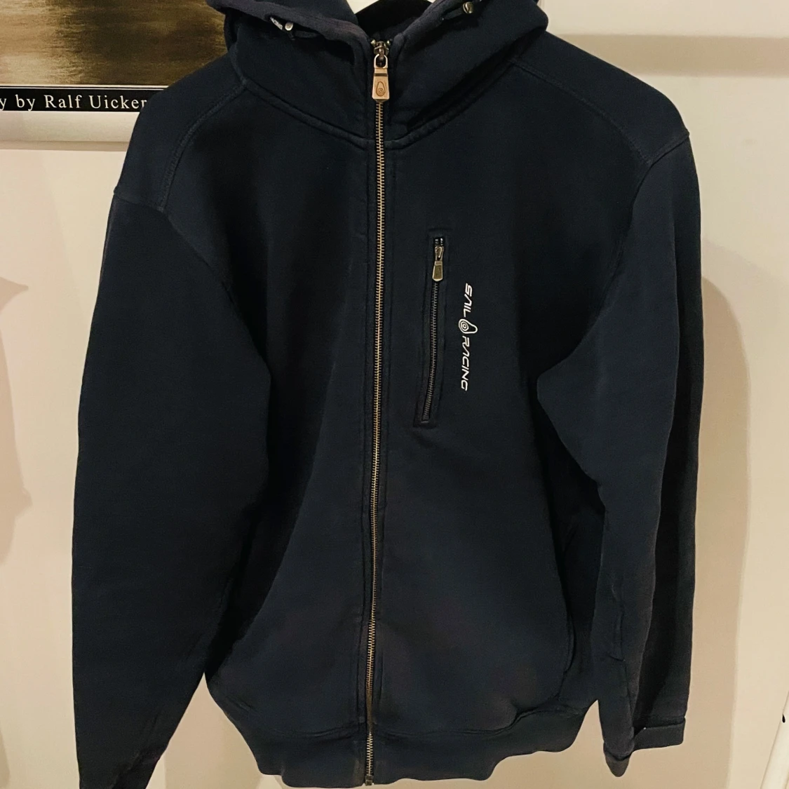 Mörkblå hoodie från Sail Racing