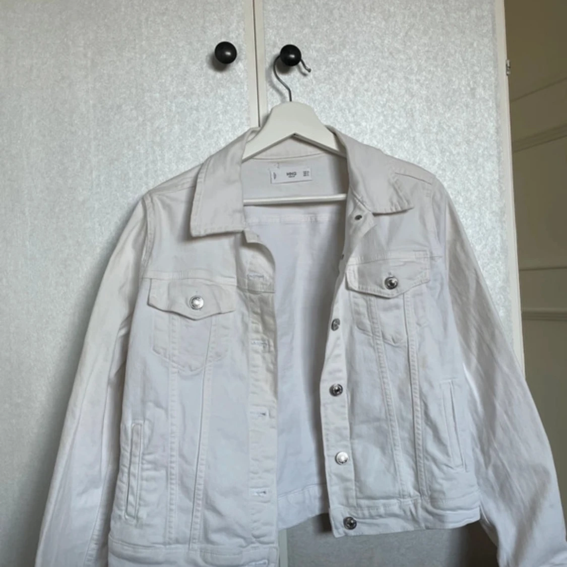 Vit jeansjacka med silverknappar - 1