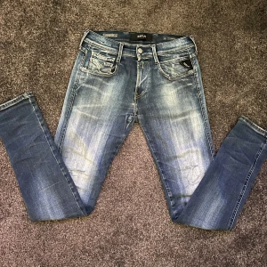 Replay Anbass Hyperflex  - Sjukt feta replay anbass hyperflex i skön faded färg. Riktigt feta slitningar. Har endast 1 defekt, matrialet vid rumpan! . Storlek 28/32. Men sitter lite tightare! Kom med bud! Skriv vid minsta lilla fundering!