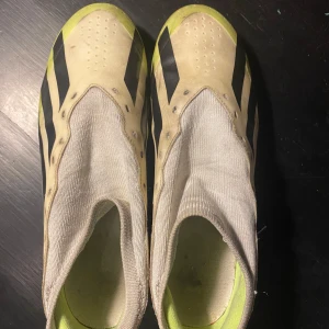 Adidas Crazyfast fotbollsskor i vitt och neongult - Säljer ett par Adidas Crazyfast fotbollsskor. Ser kanske lite slitna ut men fungerar fortf perfekt! Pris och frågor kan diskuteras 