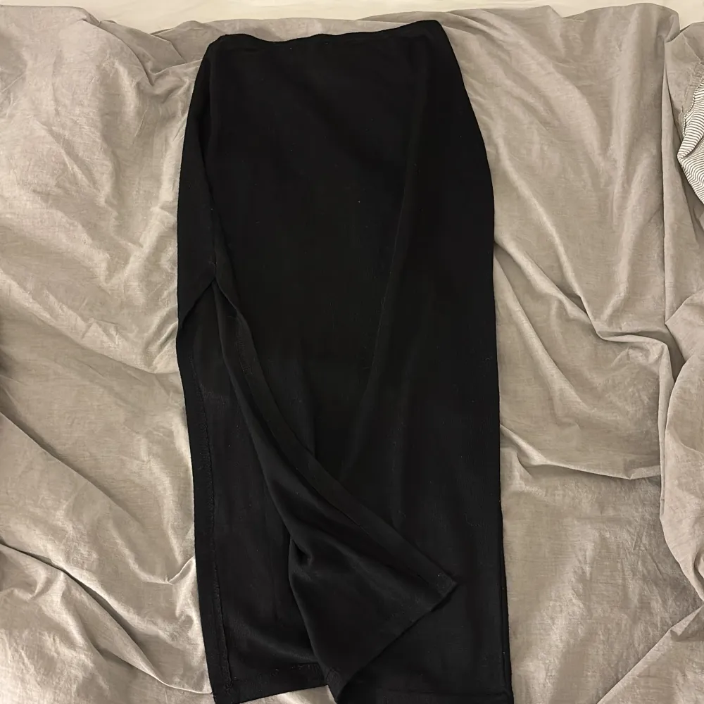 svart långkjol med hög slits på ena sidan. Kjolen är från shein i storlek s. Nästan aldrig använd.. Hameet.