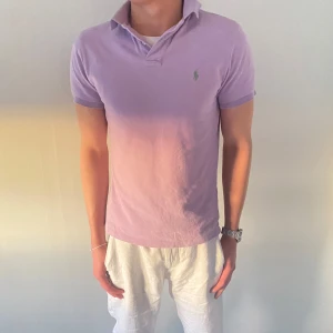 Ralph Lauren Pikétröja - Riktigt snygg och unik Ralph Lauren pike perfekt till sommaren! Storlek M men sitter mer som en S! Den har inga defekter och är i nyskick. Skriv vid minsta fundering!