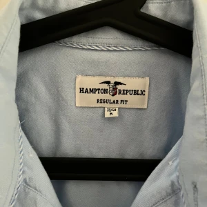 Hampton Republic skjorta  - Tja! Säljer en klassisk ljusblå skjorta från Hampton Republic i regular fit. Skjortan är i nyskick och inga defekter förekommer, nypris 500kr. Perfekt för en clean look.