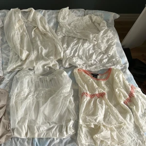 Sommarblusar🤍🤍 - Säljer massor av superfina sommartoppar och blusar! Skriv för närmare bild på ett specifikt plagg så löser jag absolut. Vi kommer överens om priset tillsammans! Självklart tvättas och stryks kläderna innan de skickas🩷🩷