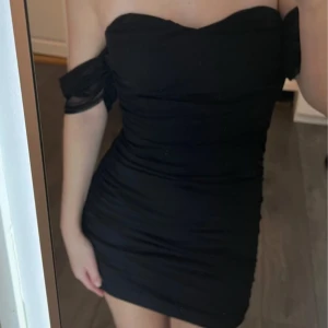 Snygg svart klänning med scrunch  - Snygg svart klänning med scrunch i sidorna o baktill, formar kroppen fint o har ”klisterrand” så den sitter på plats💗 Strl xs