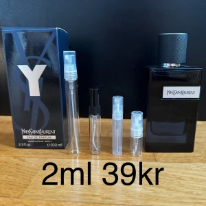 Y Eau de Parfum från Yves Saint Laurent 2ml - YSL edp.  Doften har aromatiska och träiga toner med inslag av kryddor, citrus och frukt. Priset står för 2ml, 2ml är ungefär 30st sprays. KOLLA PROFILEN OM DU VILL KÖPA SAMPELS. 2ml 39kr | 3ml 49kr | 5ml 69kr | 10ml 119kr | 