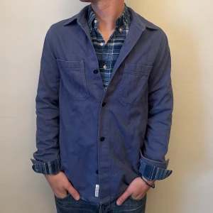 Arket overshirt  - En as schysst skjorta från Ralph lauren. Storlek 46 motsvarar S/M och modellen på bilden är ca 182 cm. Fint skick., köp för endast 549kr! 