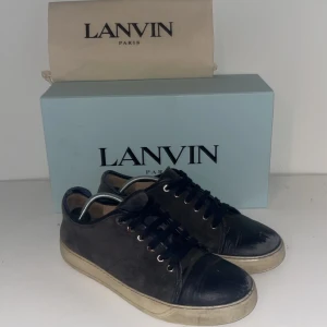Lanvin - Lanvins - Strl: UK 9 - Bra skick, kan lätt fixas till - Nypris: 5200kr - Mitt pris: 1039 - Färg: Blå/grå - Box ingår ej (endast dustbag) - hör av dig vid funderingar 💫