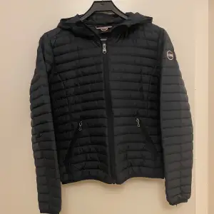 Snygg colmar jacka som kostar runt 4000-5000kr ny. Jackan är i bra skick (8/10) passar för både tjejer och killar. Storlek 44 vilket passar som xs/s.