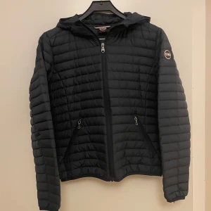 Colmar jacka - Snygg colmar jacka som kostar runt 4000-5000kr ny. Jackan är i bra skick (8/10) passar för både tjejer och killar. Storlek 44 vilket passar som xs/s.