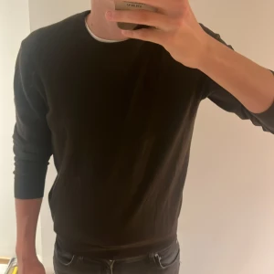 Svart merinoullströja från Suitsupply - Säljer en svart långärmad tröja från Suitsupply i 100% merinoull. Klassisk rund halsringning och enkel design som passar till det mesta. Obs, passar dig med storlek S pga tvättar. Nypris 1499kr, mitt pris 249kr!🙌🎉