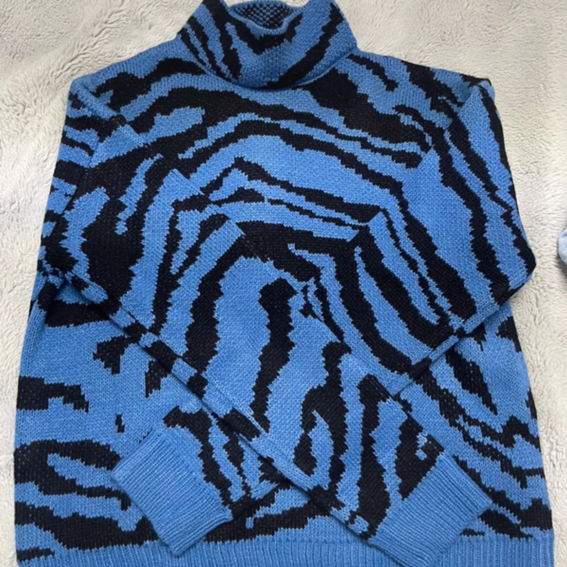 Blå och svart polotröja med mönster från SHEIN