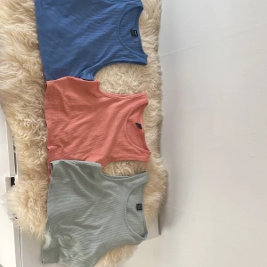 Köp en, två eller alla. ribbade linnetoppar från SHEIN - 20 kr styck. Säljer tre ribbade linnetoppar från SHEIN i blått, ljusgrönt och korallrosa. Alla toppar är ärmlösa och har rund halsringning. Perfekta för sommaren och enkla att matcha till olika outfits.