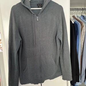 Mörk grön cashmere tröja från Massimo Dutti - Mörk grön cashmere tröja från Massimo Dutti. Storlek L.