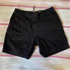 Cargo /chinos liknande shorts - Cargo liknande shorts som går knyta i midjan på insidan🌸 stora fickor fram, dekor fickor på baksidan.  Inga defekter eller skavanker! Pris går diskutera 