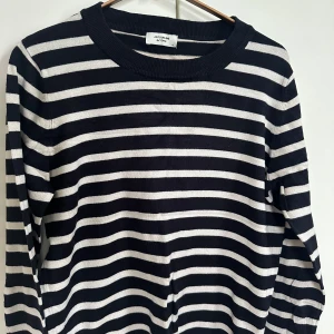 Svartvit randig tröja från Jacqueline de Yong - Säljer en svart och vit randig tröja från Jacqueline de Yong i storlek S skulle jag säga men konstigt nog står det XL vilket den absolut inte är. Tröjan har rund halsringning och långa ärmar. Materialet känns mjukt och lätt, perfekt för lager-på-lager. Klassisk och enkel design som passar till mycket.