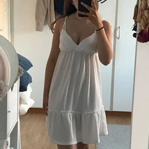 Vit sommarklänning  - Vit klänning, perfekt till sommaren. Från HM, i storleken XXS, men passar även XS💞använd en gång så inga defekter 🥰