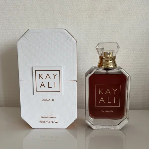 Kayali Vanilla | 28 Eau de Parfum - Kayali Vanilla | 28 är en lyxig parfym med tydlig vaniljdoft som har inslag av vanilj, tonkaböna och socker. Endast använd vid enstaka tillfällen därav är flaskan full. Nypris: 1129sek.