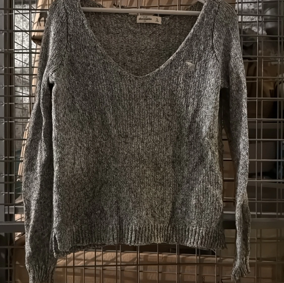 Grå stickad v-ringad tröja från Abercrombie