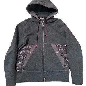 Moncler cardigan  - Moncler cardigan storlek L. Skick 9/10 som ny. Den pris 3890 kr. Finns att köpa på Fashionels.com