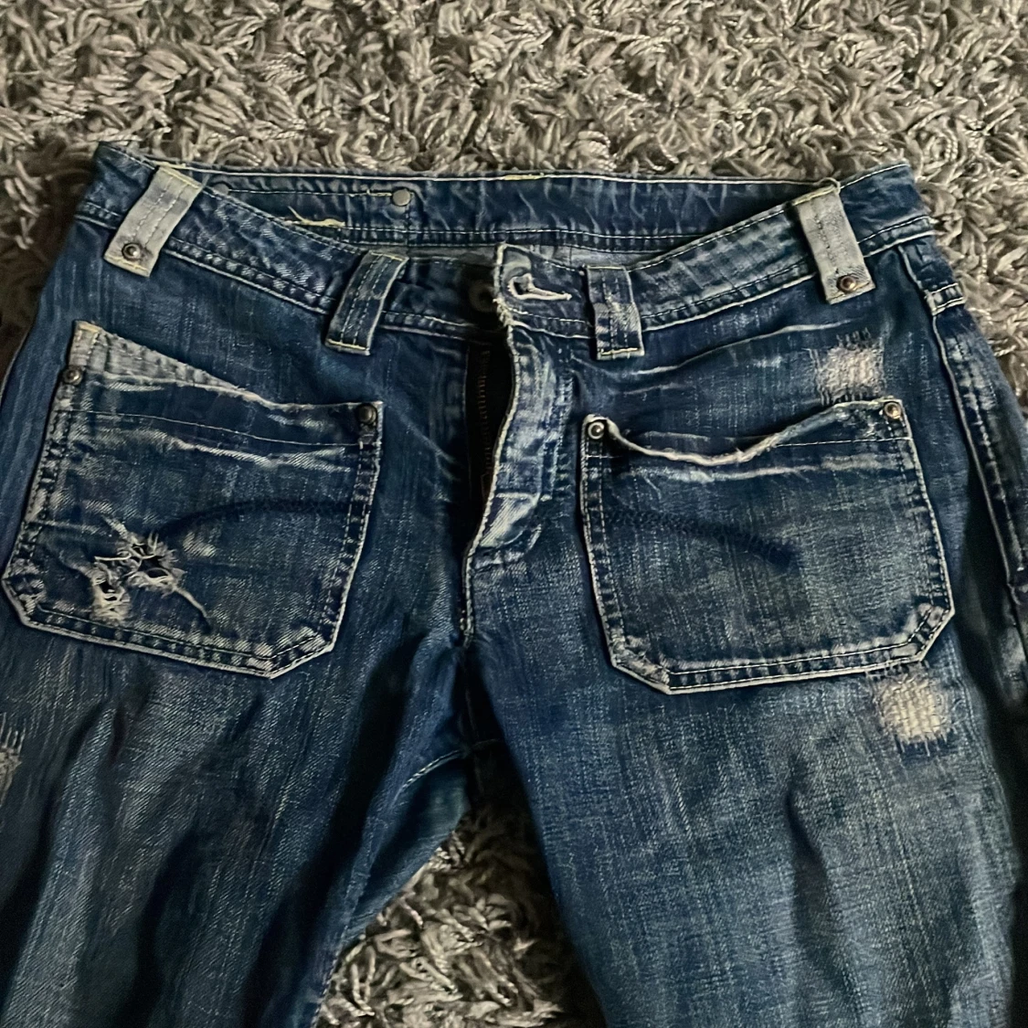 Blå jeans med slitningar - 1