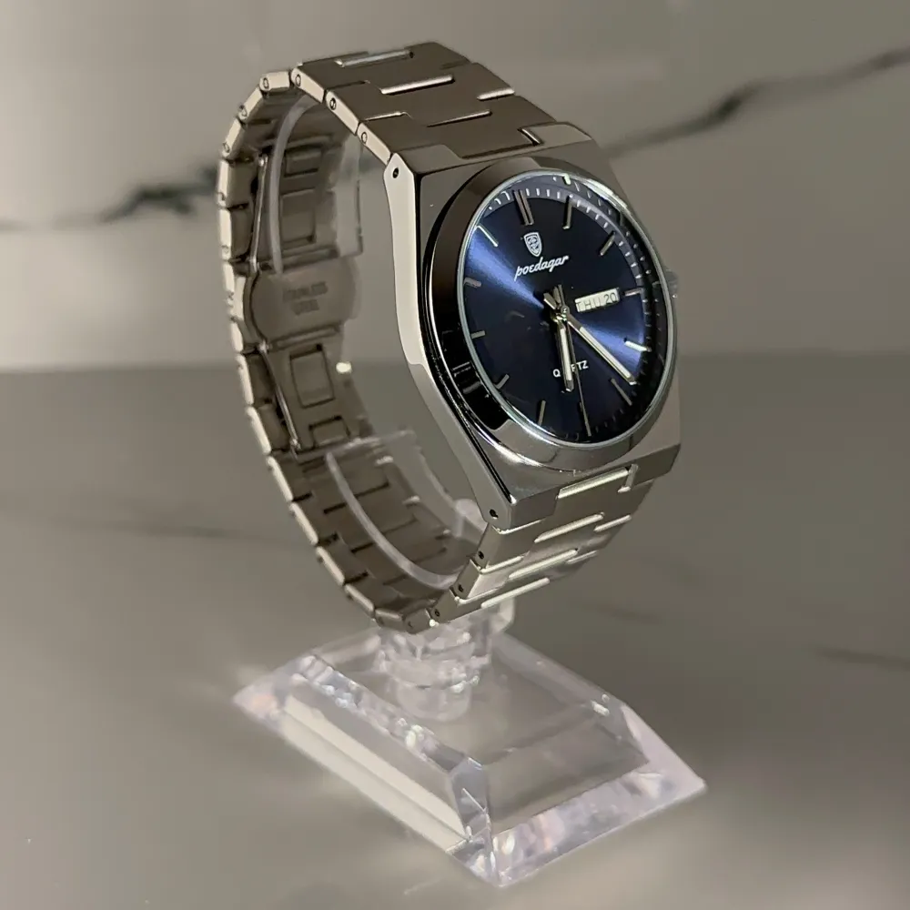 Snygg herrklocka med blå urtavla och dag- och datumvisning. Klockan har en robust länk i silverfärgat stål och stilren design med kvartsverk. Perfekt accessoar för dig som gillar klassisk och modern stil. BOX, ALLA LÄNKAR och LÄNKJUSTERARE MEDFÖLJER! PRISET KAN DISKUTERAS VID SNABB AFFÄR!. Asusteet.