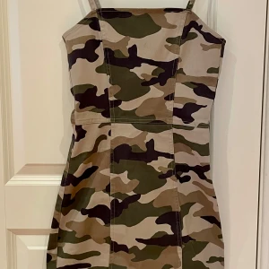 Kort klänning/miniklänning camouflage  - Endast använd en gång. Axelbanden kortade med ett par stygn som enkelt kan sprättas bort. Stl 32/XXS💕