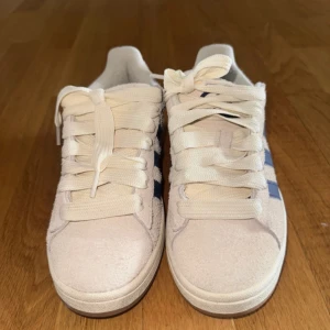 Adidas Campus beige sneakers med blå ränder - Adidas campus beige och blå. Använda ca 5 gånger! I topp skick. Storlek 37,5