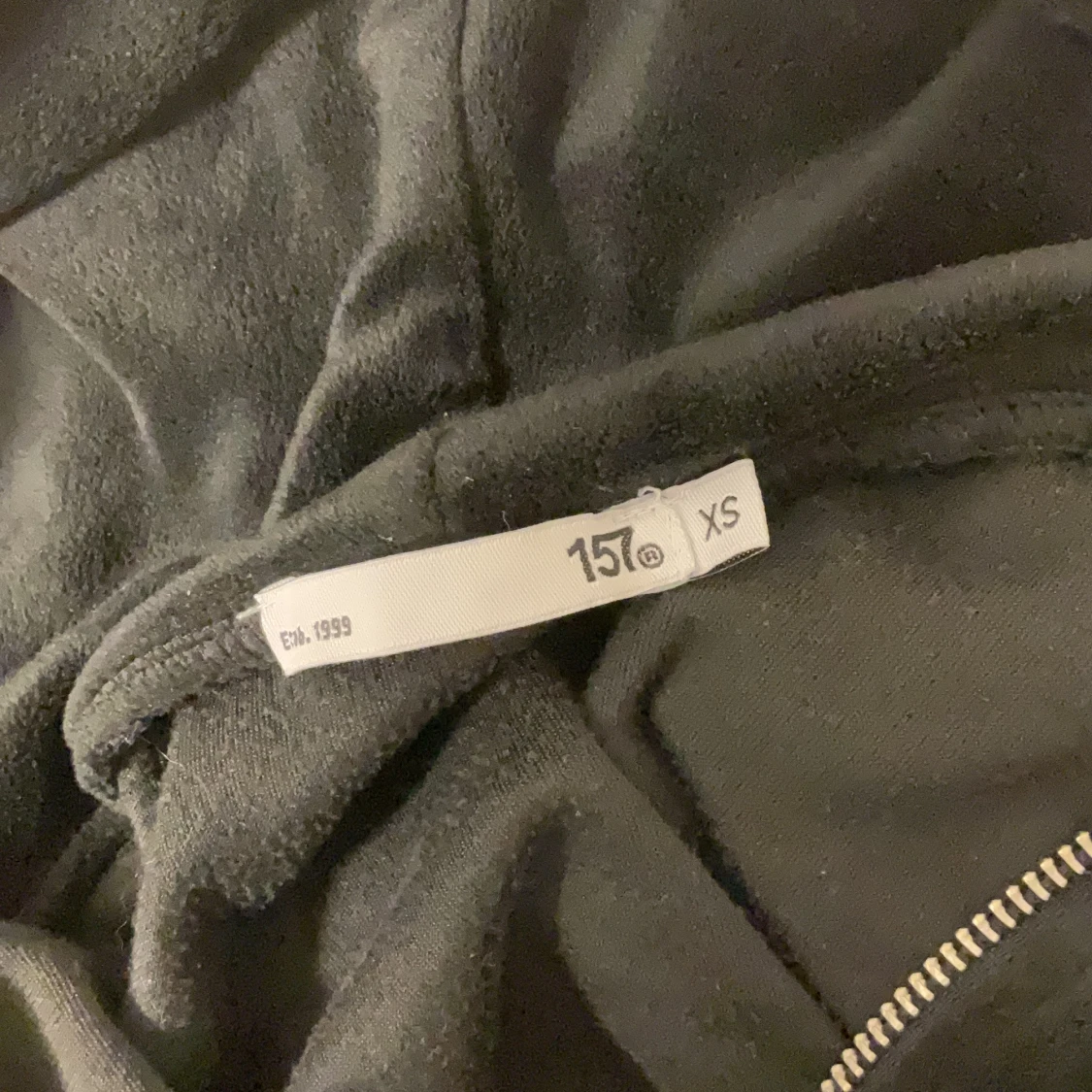 Svart hoodie med dragkedja från 157 - 3