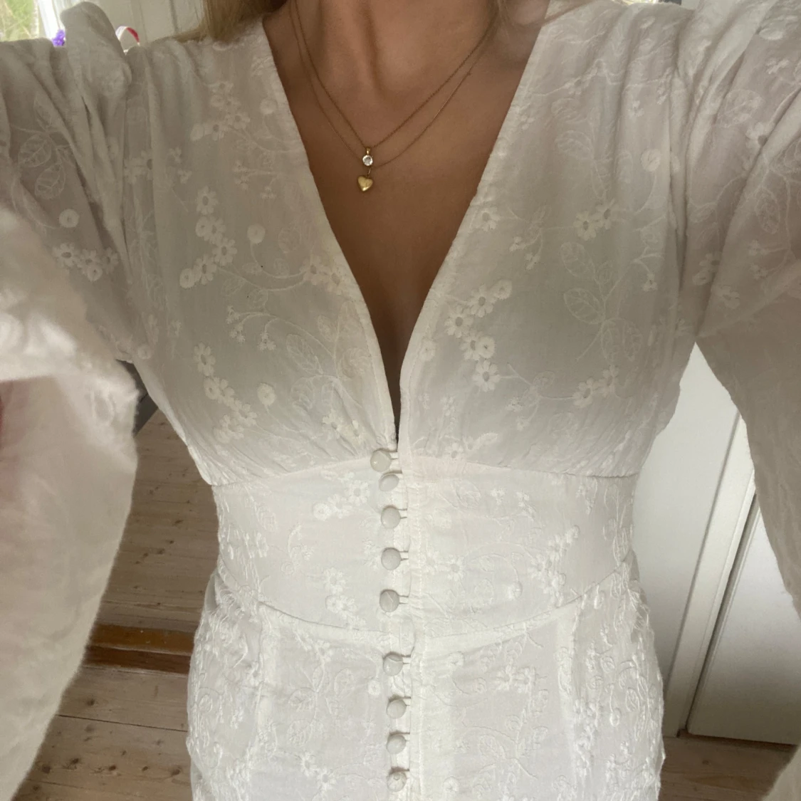 Adoore: vit kortklänning med puffärmar och knappar - 2