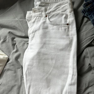 Vita raka lågmidjade jeans - Säljer ett par vita jeans, liten defekt på bild 4. Längd 32 midja 24. För små på mig