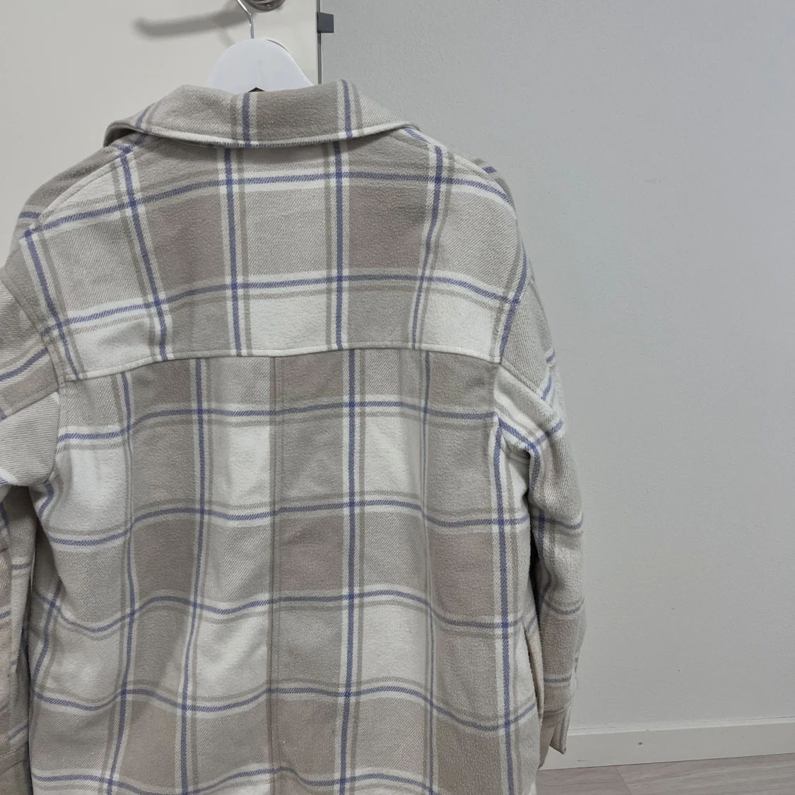 Beige rutig overshirt från Monki - 1