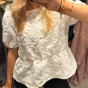 Vit topp - Vit blus med fint mönster