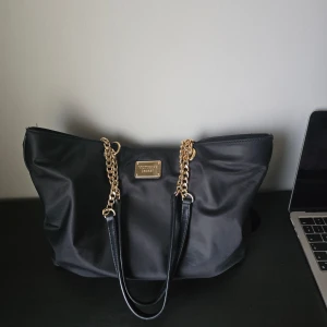 Chic Handväska! - Supercool och praktisk handväska från Victoria's Secret! Väskan är i mycket fint skick, förutom en repa och lite slitage på banden (se bilder). Insidan pryds av ett snyggt leopardmönster, verkligen en stilfull och unik! ❣️