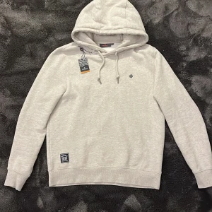 Morris tröja - Riktigt snygg Morris tröja i storlek S. Använd Max 5 gånger då den sitter lite litet på mig. Ny pris runt 1500kr mitt pris 800kr. Hör av er vid frågor. Mvh Viktor😊