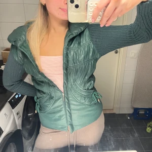 Cardigan - Grön cardigan som tyvärr inte kommer att användas, priset kan diskuteras! 🩷