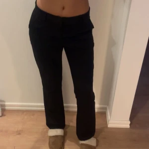 Svarta kostymbyxor - Snygga svarta kostymbyxor med hög midja och rak passform. Perfekta för en stilren look. Storlekar 38 men de är kända för att vara små i storleken, högmidjade med använt de som lågmidjat🩷 från bikbok, köpta innan de bytte material😋