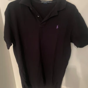 Svart piké från Ralph Lauren - Svart Ralph lauren pike i storlek M. Inga defekter på tröjan