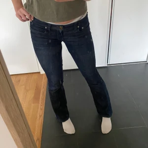 Mörkblå jeans med bootcut - Snygga mörkblå jeans med bootcut-stil och låg midja, med några egna justeringar. De har en klassisk femficksdesign och en bekväm passform. Perfekta för en avslappnad look. 