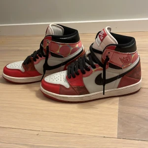 Jordan 1 Retro High OGSpider-Man Across the Spider-Verse - Äkta jordans köpta från snkrs appen. Endast använda någon enstaka gång.