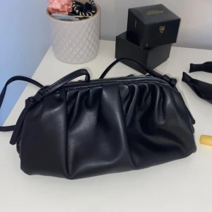 dumpling bag 💘 - jättesnygg väska som alrdig har använts! står dock inget märke på 💕🌟🩷💘