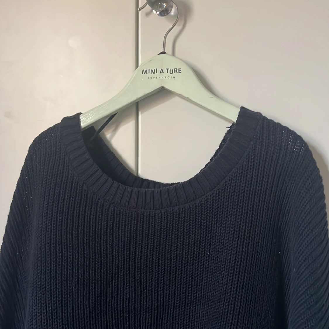 Svart stickad tröja med snörning - 2