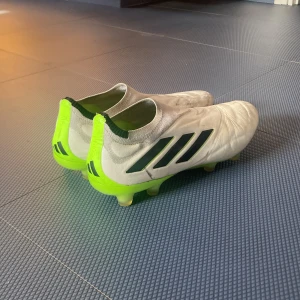 Adidas Copa pure + - Adidas copa pure i använt men helt okej skick. Nypris ligger runt 3000kr. Skorna är lite slitna vid tårna och har några märken men det är inget som påverkar användningen av skon. Påse och låda ingår ej, därav det låga priset. Hör av er vid frågor! Priset går att diskutera!