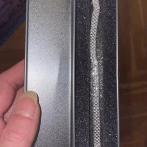  silverarmband stainless steel bismark  - Snyggt och elegant armband i silver med glittrande yta. Perfekt för att ge en extra touch till din outfit. Armbandet har en flexibel design som gör det enkelt att ta på och av.