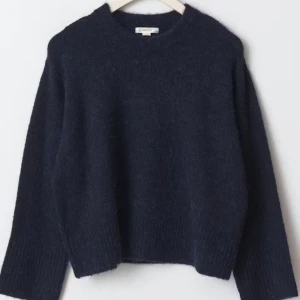 Mörkblå stickad tröja Gina - Säljer en mysig mörkblå stickad tröja med långa ärmar och ribbade muddar. Passar till alla nederdelar & är basic. Inga defekter alls men hör gärna av dig vid funderingar🩷storlek S(164 men är som S)