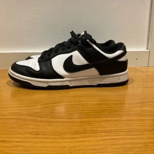 Nike Dunk Low Panda - Snygga Nike Dunk sneakers i klassisk svart och vit färgkombination. Skor i mycket bra skick. Köptes för 1400, säljer för 500kr.