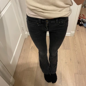 Lois lågmidjade bootcut - Säljer mina snygga lågmidjade bootcut jeans från Lois då de tyvärr börjar bli för små🌸 Storlek w27L32 men skulle säga att de passar w26 bättre💕Modellen heter Melrose, nypris ca 1699kr🎀 Säljer även ett par likadana marinblå🤗