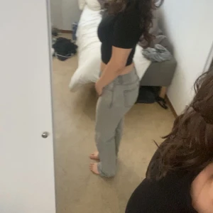 gråa straight jeans ifrån gina  - Fina jeans fungerar att ha på sig dig året runt. Hör av dig om frågor 🦦💗Jeansen passar dig me storlek 38-40
