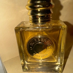 Burberry Goddess Parfym - Elegant parfym från Burberry i en fyrkantig glasflaska med gyllene detaljer och en stilren kork. Doften är lyxig. Säljer för inhe min smak tyvärr. Använd kanske 3 gånger endast, flaskan är full. (50ml) 